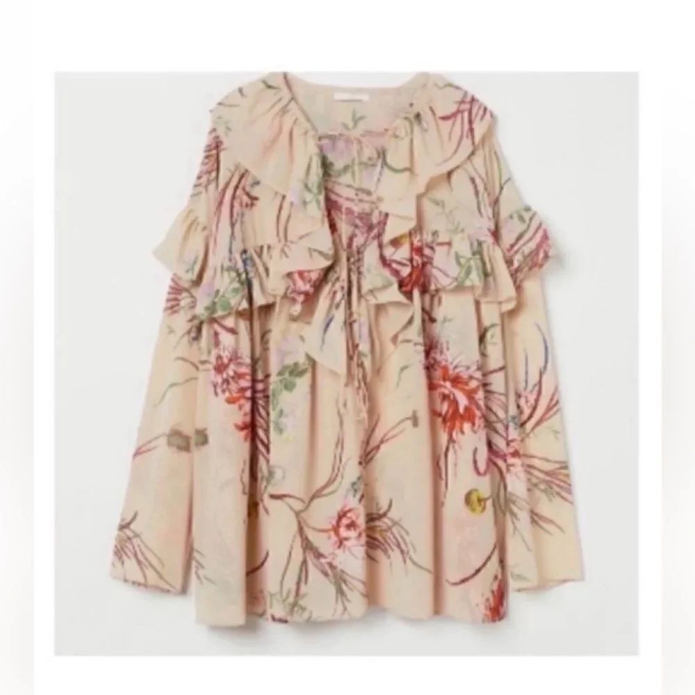H&M Floral Print Low-cut Neckline Flow Chiffon
Top(Size Medium)